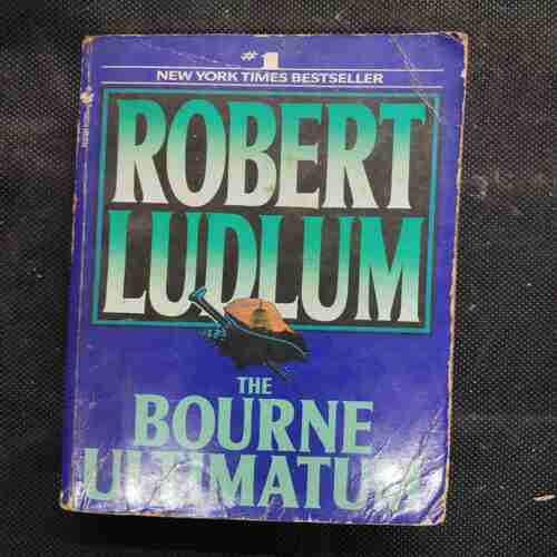 Robert Ludlum The Bourne ultimatum .