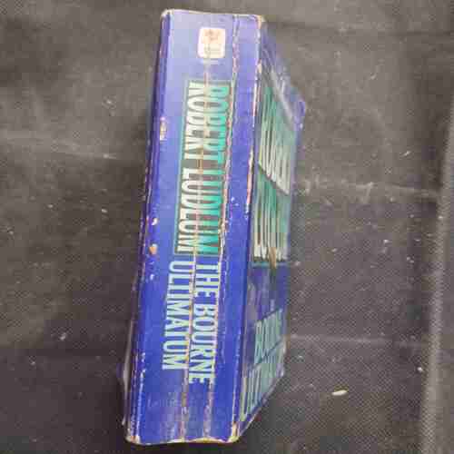 Robert Ludlum The Bourne ultimatum .