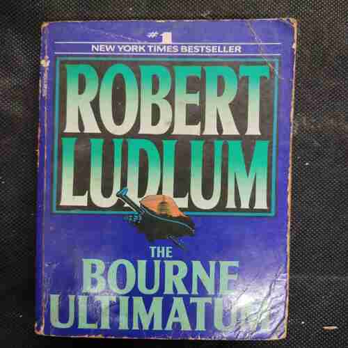 Robert Ludlum The Bourne ultimatum .