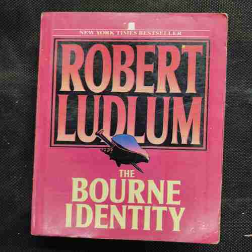 Robert Ludlum The Bourne Identity .