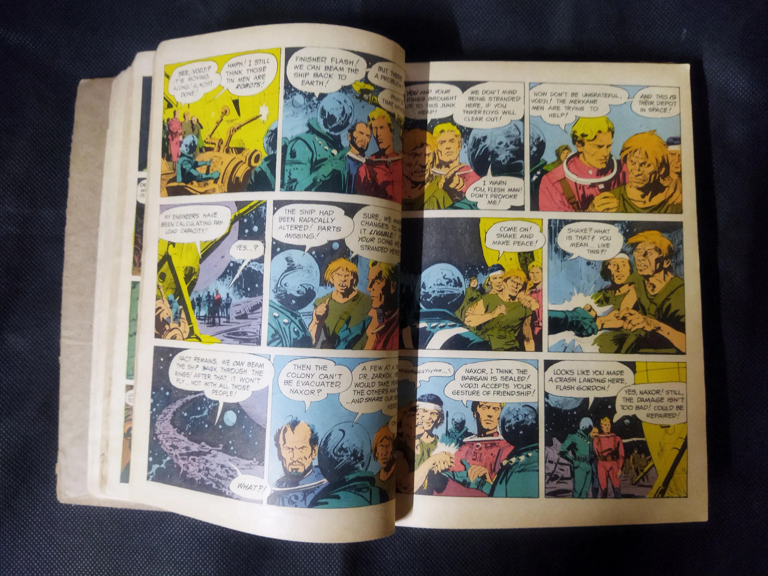 (INDRAJAL COMICS) (SINGLE BINDING 23 IN 1), 1.>THE CONSPIRATOR'S WEB (PART-1), 2.>THE CONSPIRATOR'S WEB (PART-2), 3.>TRAUMA OF FEAR, 4.>VETAAL KA BETA (PART-1), 5.>VETAAL KA BETA (PART-2), 6.>THE DUEL AT SHIKARGARH, 7.>CHUDAILON KEE DUNIYA, 8.>BHATAKATEE AATMAEN, 9.>THE MYSTERIOUS CUTLASS, 10.>MAUT SE MUKAABALA, 11.>THE IRON MAIDENS, 12.>JAHAREELA SANGEET, 13.>LAHARON KEE AAG (PART-1), 14.>LAHARON KEE AAG (PART-2), 15.>THE DOOMED CAPTIVES, 16.>THE VAIN PRINCE, 17.>FAULADI BAHADUR, 18.>THE INVISIBLE THIEF, 19.>MANDRAKE'S KA KHOONKHAAR BHAEE (PART-2), 20.>MANDRAK'S KA KHOONKHAAR BHAEE (PART-1), 21.>HEERON JADEE TROPHEE KEE CHOREE, 22.>THE DRAGOUR FROM VEGA-3, 23.>PAGAL VAIGYAANIK,