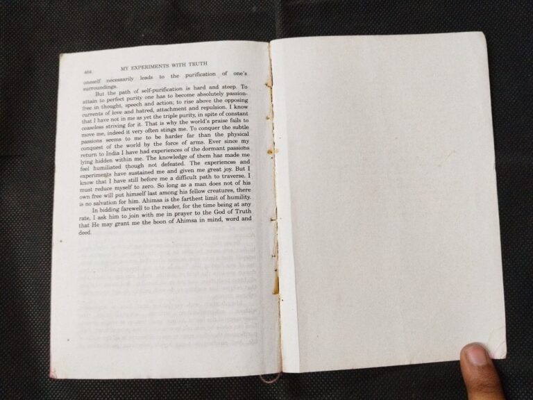 AN AUTOBIOGRAPHY OR The Story Of My Experiments With Truth ( M. K. Gandhi ) .