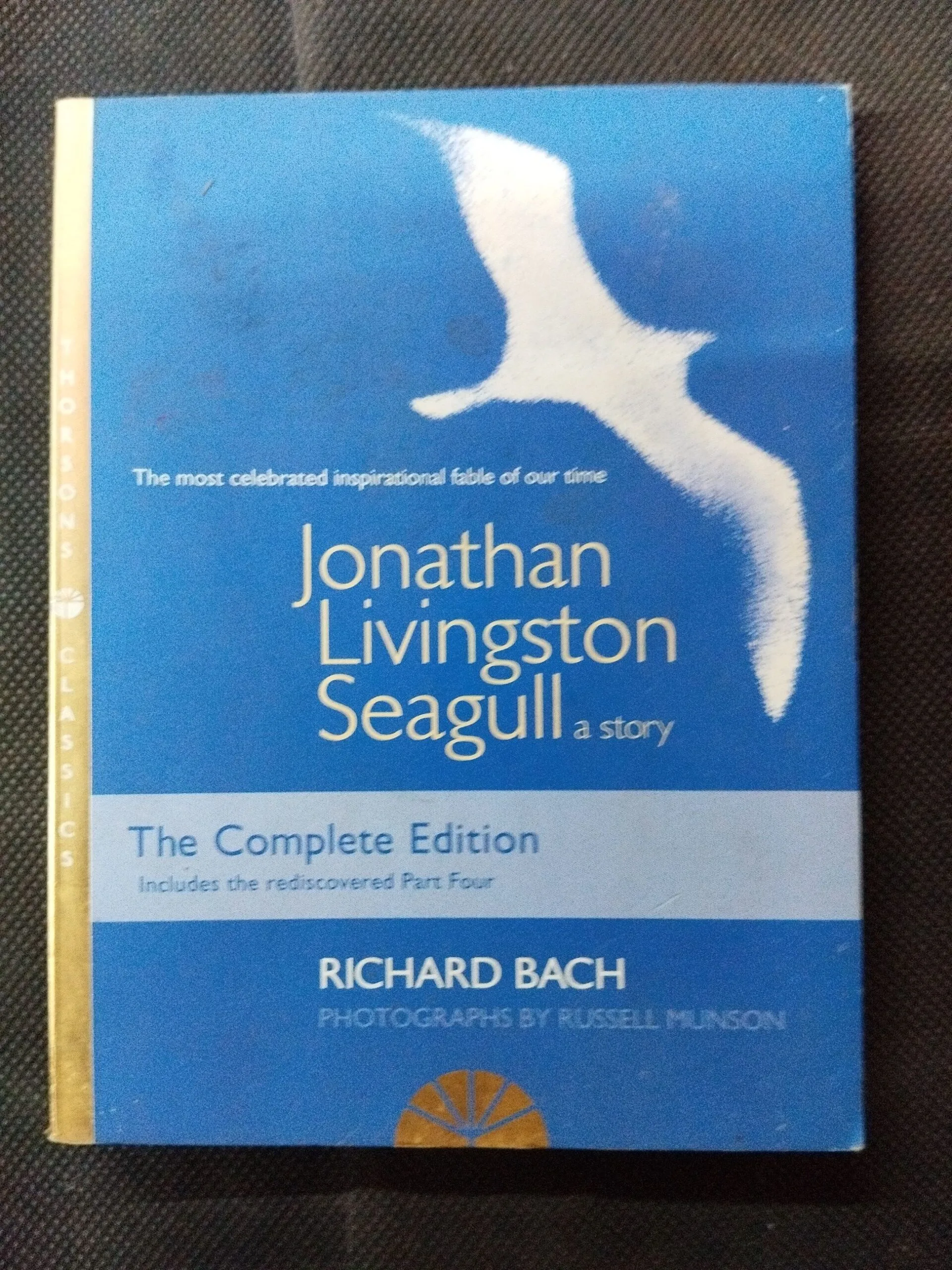 Jonathan Livingston Seagull a story ( Richard Bach ) .