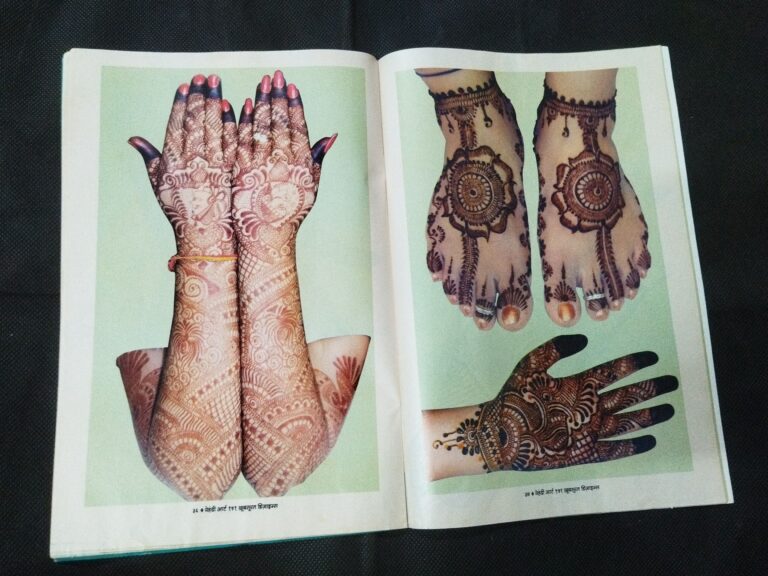 Meri Saheli ( Mehendi Art 150 Beautifull Designes ) .