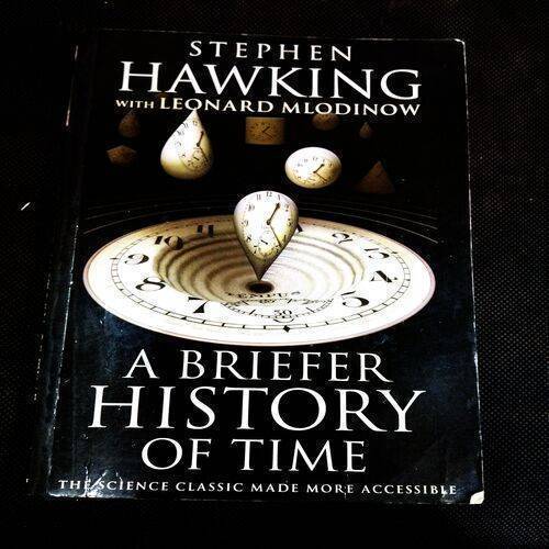 Stephen Hawking With Leonard Mlodinow ( A Briefer History Of Time ) .