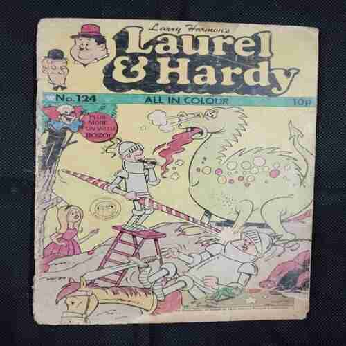 LAUREL AND HARDY (NO-124) (FRONT COVER DOWN SIDE BIG CUT)