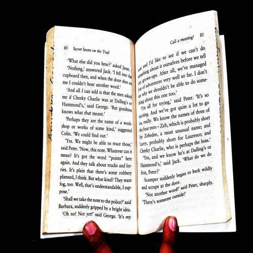 Secret Seven On The Trail ( Enid Blyton ) .
