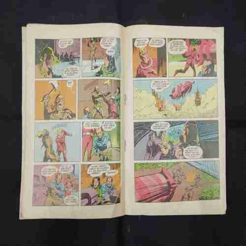 THE ALIEN HYPNOTIC GIANT (BACK COVER DOWN SIDE LITTLE CUT)