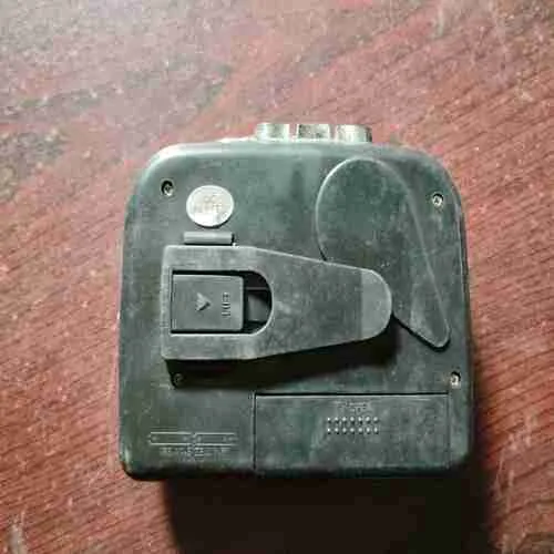 SUNNY SP-806 MINI CASSETTE PLAYER BUILT IN - IN SPEAKER (RADIO AND CASSETTE PLAYER )