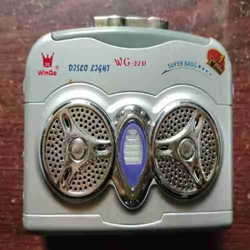WINGO DISCO LIGHT , WG-2731 , PORTABLE CASSETTE PLAYER AND RADIO WITH BUILT -IN SPEAKERS (RADIO AND CASSETTE PLAYER )