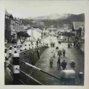 OLD PHOTOGRAPHS (NO.12) ( THIS IS A VINTAGE PHOTOGRAPH OF THE SOUTH PARADE IN MATLOCK BATH , DERBYSHIRE , ENHLAND , LIKELY FEOM THE 1920 OR 1930)