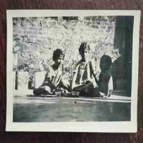 Document 21_57 OLD PHOTOGRAPHS (NO.29)