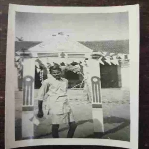 OLD PHOTOGRAPHS (NO.30)