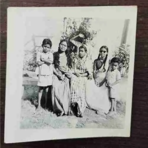 OLD PHOTOGRAPHS (NO.47)