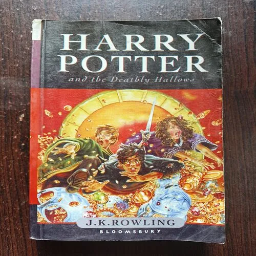 Harry Potter and The Deathly Hallows ( J.K.Rowling )