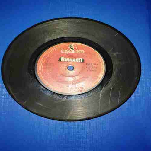 Document 6_17 VINYL RECORDS (small) Hindi film : MAHAAN 45 RPM , 1982