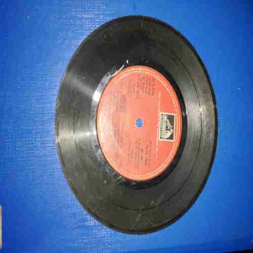 Document 6_19 VINYL RECORDS (small) Hindi film : EK DUUJE KE LIYE , 45 RPM , 1980