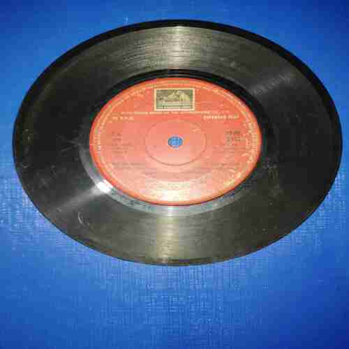 Document 6_4 VINYL RECORDS (small) Hindi COMICS , 1976 , 45 RPM