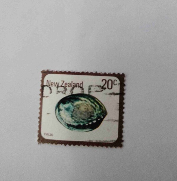 Document 6_39 NEW ZEALAND 20Cent POSTAGE , PAUA SEA SHELL 1978 STAMP