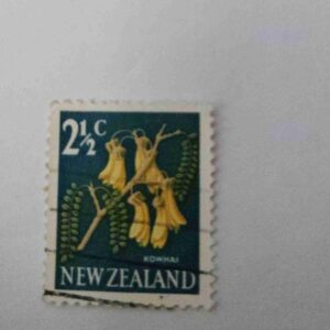 Document 6_49 NEW ZEALAND 2 12Cent POSTAGE , KOWHAI FLOWER 1960s STAMP