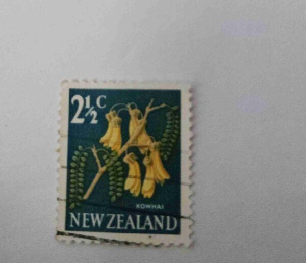 Document 6_49 NEW ZEALAND 2 12Cent POSTAGE , KOWHAI FLOWER 1960s STAMP