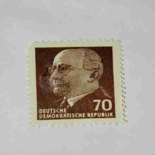 DEUTSCHE DEMOKATISCHE REPUBLIK 70 POSTAGE STAMP DEUTSCHE DEMOKATISCHE REPUBLIK 70 POSTAGE STAMP