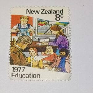 USED - NEW ZEALAND 8C POSTAGE STAMP USED - NEW ZEALAND 8C POSTAGE STAMP