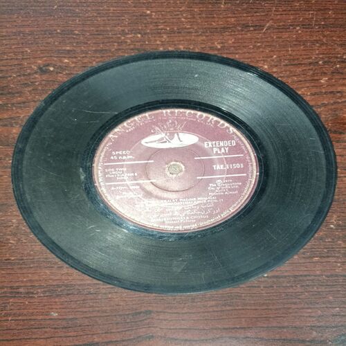 VINYL RECORDS (small) Hindi film :SULTAN E HIND , R.P.M .45 VINYL RECORDS (small) Hindi film :SULTAN E HIND , R.P.M .45