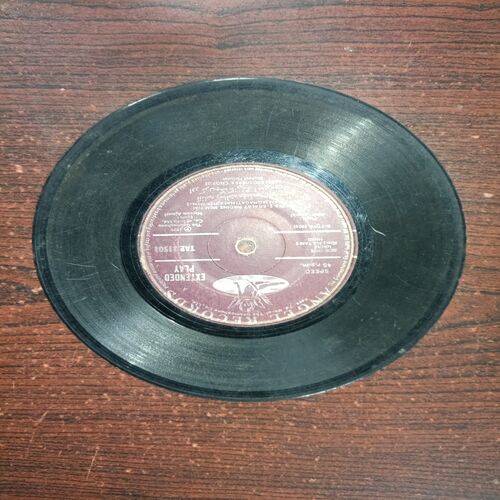 VINYL RECORDS (small) Hindi film :SULTAN E HIND , R.P.M .45 VINYL RECORDS (small) Hindi film :SULTAN E HIND , R.P.M .45