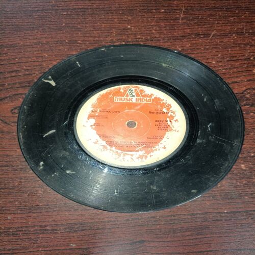 VINYL RECORDS (small) Hindi film :DIL TUJHAKO DIYA, R.P.M .45 (1981) VINYL RECORDS (small) Hindi film :DIL TUJHAKO DIYA, R.P.M .45 (1981)