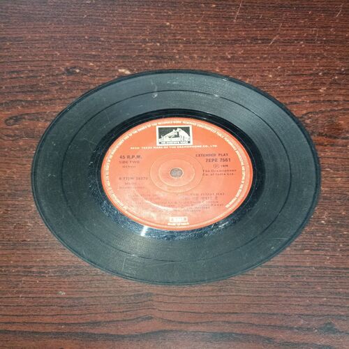 VINYL RECORDS (small) Hindi film :HINDI, R.P.M .45 (1979) VINYL RECORDS (small) Hindi film :HINDI, R.P.M .45 (1979)