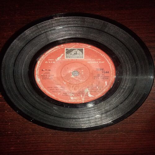 VINYL RECORDS (small) Hindi film : CHITCHOR , 45 R.P.M VINYL RECORDS (small) Hindi film : CHITCHOR , 45 R.P.M