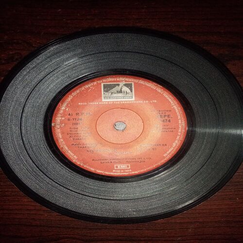 VINYL RECORDS (small) Hindi film : DULHAN WAHI JO PIYA MAN BHAAYE , 45 R.P.M VINYL RECORDS (small) Hindi film : DULHAN WAHI JO PIYA MAN BHAAYE , 45 R.P.M