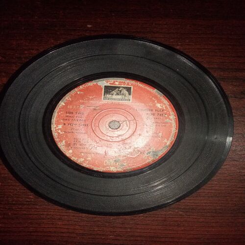 VINYL RECORDS (small) Hindi film : DES PARDES , 45 R.P.M , 1977