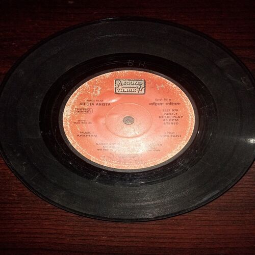 VINYL RECORDS (small) Hindi film : AHISTA AHISTA , 45 R.P.M , 1981