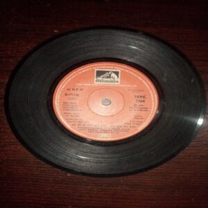 VINYL RECORDS (small) Hindi film : HUM KISSE KUM NAHEEN , 45 R.P.M , 1977 VINYL RECORDS (small) Hindi film : HUM KISSE KUM NAHEEN , 45 R.P.M , 1977