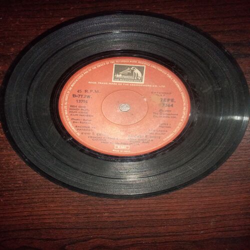 VINYL RECORDS (small) Hindi film : HUM KISSE KUM NAHEEN , 45 R.P.M , 1977