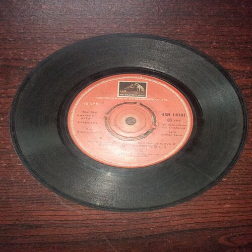 VINYL RECORDS (small) Hindi film : HAATH KI SAFAI , 45 R.P.M , 1974 VINYL RECORDS (small) Hindi film : HAATH KI SAFAI , 45 R.P.M , 1974