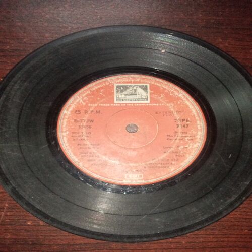 VINYL RECORDS (small) Hindi film : KINARA , 45 R.P.M VINYL RECORDS (small) Hindi film : KINARA , 45 R.P.M