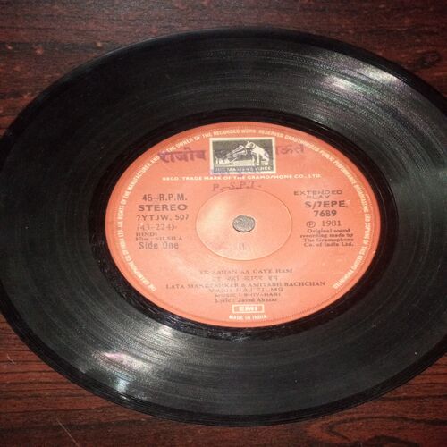 VINYL RECORDS (small) Hindi film : SILSILA , 45 R.P.M VINYL RECORDS (small) Hindi film : SILSILA , 45 R.P.M