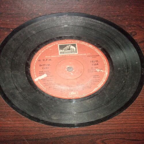 VINYL RECORDS (small) Hindi film : HUM KISISE KUM NAHEEN , 45 R.P.M VINYL RECORDS (small) Hindi film : HUM KISISE KUM NAHEEN , 45 R.P.M