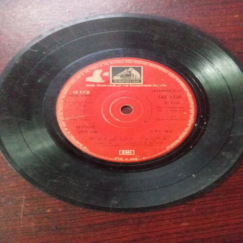 VINYL RECORDS (small) Hindustani film : DILLAGI , 45 R.P.M ( DAMAGE ) VINYL RECORDS (small) Hindustani film : DILLAGI , 45 R.P.M ( DAMAGE )