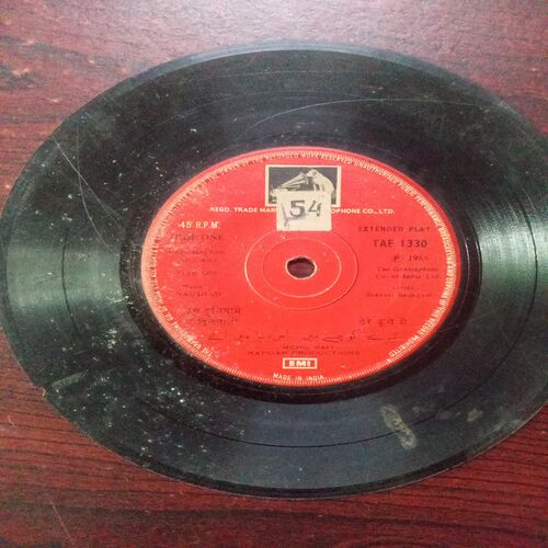 VINYL RECORDS (small) Hindustani film : DILLAGI , 45 R.P.M ( DAMAGE ) VINYL RECORDS (small) Hindustani film : DILLAGI , 45 R.P.M ( DAMAGE )
