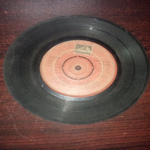VINYL RECORDS (small) Hindi film : HUM KISISE KUM NAHEEN , 45 R.P.M VINYL RECORDS (small) Hindi film : HUM KISISE KUM NAHEEN , 45 R.P.M