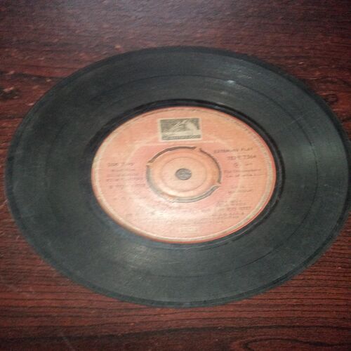 VINYL RECORDS (small) Hindi film : HUM KISISE KUM NAHEEN , 45 R.P.M VINYL RECORDS (small) Hindi film : HUM KISISE KUM NAHEEN , 45 R.P.M