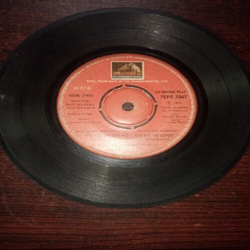 VINYL RECORDS (small) Hindi film : ROTI KAPADA AUR MAKAAN , 45 R.P.M VINYL RECORDS (small) Hindi film : ROTI KAPADA AUR MAKAAN , 45 R.P.M