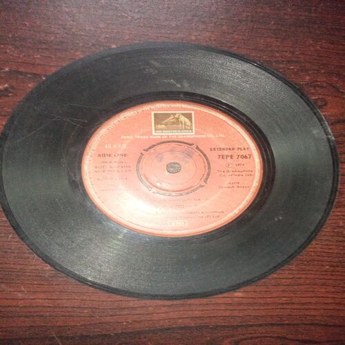 VINYL RECORDS (small) Hindi film : ROTI KAPADA AUR MAKAAN , 45 R.P.M VINYL RECORDS (small) Hindi film : ROTI KAPADA AUR MAKAAN , 45 R.P.M