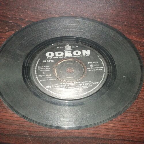 VINYL RECORDS (small) Hindi film : PURAB AUR PACHHIM , 45 R.P.M