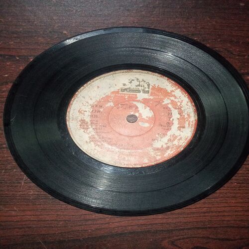 VINYL RECORDS (small) Hindi film : MAIN TULSI TERE , 45 R.P.M VINYL RECORDS (small) Hindi film : MAIN TULSI TERE , 45 R.P.M