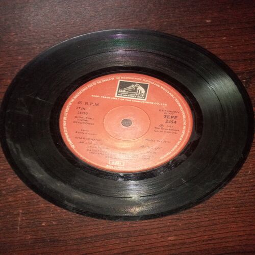 VINYL RECORDS (small) Hindi film : MAN PASAND , 45 R.P.M VINYL RECORDS (small) Hindi film : MAN PASAND , 45 R.P.M